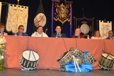 El pregonero de la Semana Santa de Alcañiz, Manuel Anglés, reivindica el origen religioso del ritual tamborilero