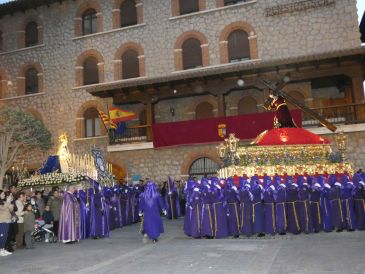 El Santo Paso se encuentra con la Vírgen del Rosario en el Torico en una de las procesiones del Martes Santo en la capital