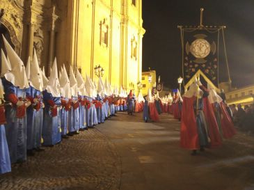 Los colores de Jesús Nazareno y el olor a incienso ‘engullen’ la parte vieja de Alcañiz