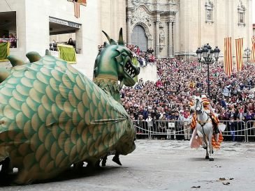 La lluvia da una tregua en Alcañiz para la representación del Vencimiento del Dragón