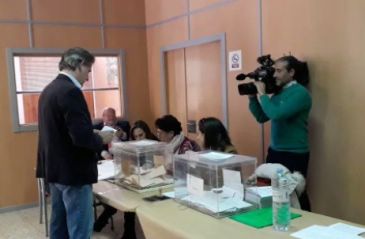 Joaquín Moreno, candidato al Congreso por Ciudadanos Teruel, vota en Utrillas