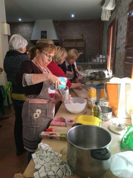 Los vecinos de Cabra de Mora cuecen sus panes y pastas en el horno de leña