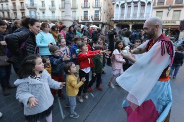 Éxito de la Noche en Blanco del Centro Comercial Abierto, con más ventas y mucho ambiente en las calles