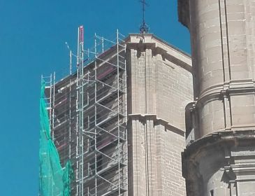 Empieza la retirada de parte del andamio de la torre gótica de Alcañiz que está siendo restaurada