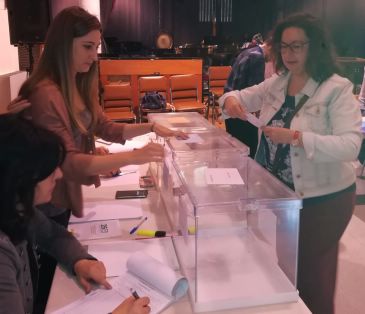 Anabel Gimeno, candidata de Ganar Teruel, madruga para votar y visitará todos los colegios de Teruel
