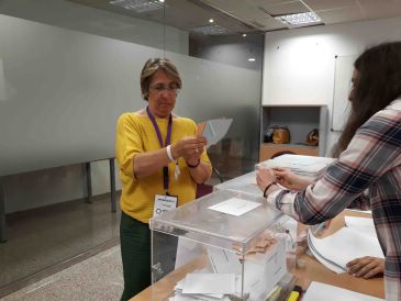 Blanca Villarroya ejerce su derecho al voto en El Barrio del Carmen