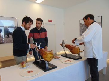 Expertos de la Guía Peñín aprecian una mejora en la calidad del Jamón de Teruel y en la paleta DO