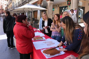 Probar bizcochos de limón o de humo para dejar de fumar: Zona Envaquíllate instaló una mesa en el Torico con motivo del Día Mundial Sin Tabaco