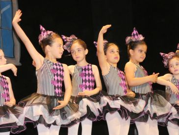 Galería de fotos: La Escuela de Danza las Torres baila en el Teatro Marín a beneficio de Anudi