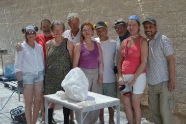 Artistas nórdicos disfrutan del alabastro en un taller internacional de escultura