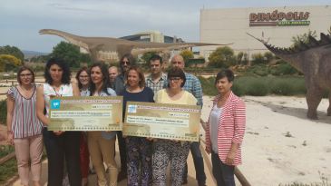 Dinópolis entrega a las asociaciones SAMS y Autismo Teruel los más de 23.000 euros recaudados en sus XII Jornadas Solidarias