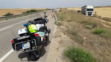 Herido leve el conductor de un camión de cerdos que se accidentó en Híjar y que obliga a cortar un carril de la N-232