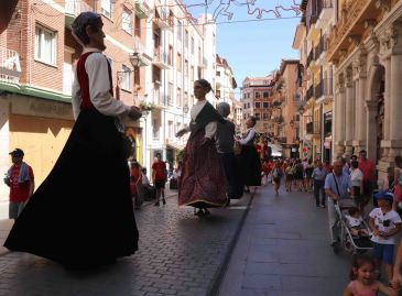 Cuatro gigantes de Alcorisa, invitados de honor en la tradicional comparsa turolense