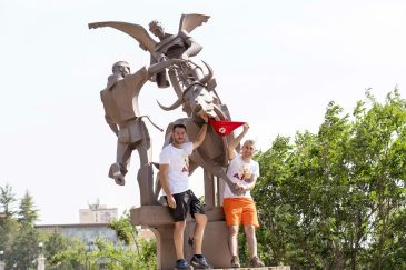 Los peñistas de El Ajo Daniel Igual y Mario Bea ponen este sábado el pañuelo al Torico de Teruel para que estalle la fiesta de la Vaquilla