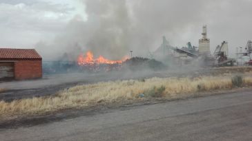 Un incendio originado en un rastrojo alcanza depósitos de viruta y maderas en Utisa II de Cella