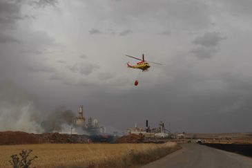 El fuego en la fábrica maderera de Cella están en fase de extinción