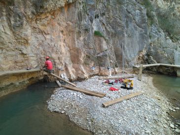 Se reponen la pasarelas del Valloré afectadas por las riadas del Guadalope