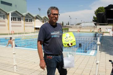 El Ayuntamiento de Alcañiz adquiere un nuevo desfibrilador para las piscinas de verano