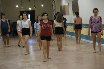 Ricardo Gassent dirige a 25 alumnos en el V Curso de Música y Danza de Albarracín