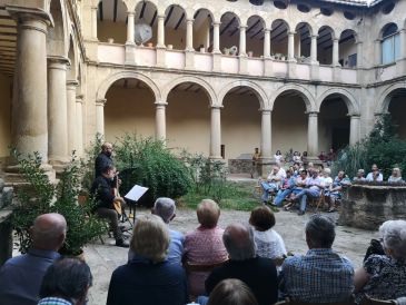 La poesía de Usero y el calor de Rubielos rinden homenaje al artista José Gonzalvo