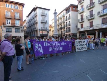 Los turolenses salen a la calle por toda la provincia para gritar “¡Basta ya!” tras el crimen machista de Andorra