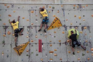 Molinos Roc se convierte en la cima para los aficionados a la escalada con la participación de varios centenares de aficionados