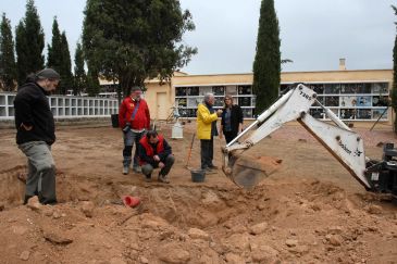 La Asociación Pozos de Caudé busca en el cementerio de Alcañiz los restos de cuatro vecinos de Foz-Calanda asesinados en 1939