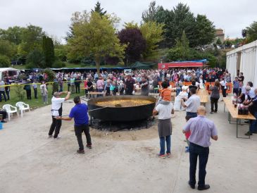 La patata une a los vecinos de Cella con un guiso para más de 2.500 personas