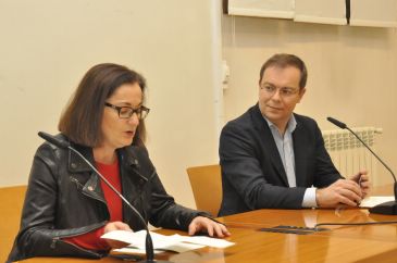 El nombre de Javier Sierra ya luce en la biblioteca de Teruel: 