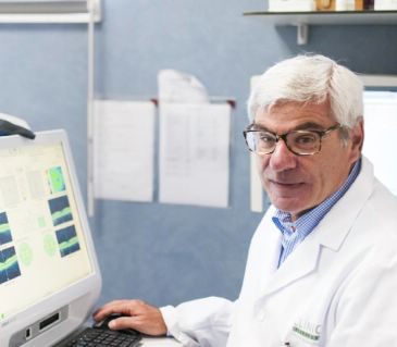 El oftalmólogo turolense Alfredo Adán promueve un proyecto formativo pionero en España