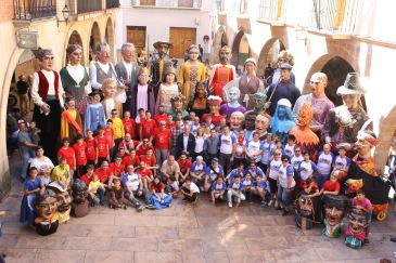 Alegría y colorido en el VII Encuentro de Gigantes de Alcorisa