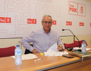 El PSOE de Teruel pide que se amplíen las aceras de la calle Las Viñas y que se supriman las barreras de la planta calle del ayuntamiento