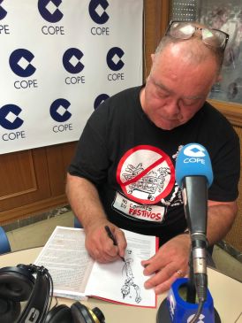 Carlos Azagra: “Siempre pongo la oreja y luego hago dibujos para apoyar a las minorías”