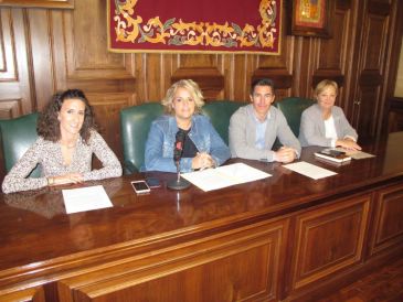 Amigos de la Jota celebra la festividad del Pilar en Teruel con ofrendas de flores, ronda y festival de jota