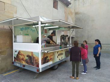 Una pareja de churreros de Morón de la Frontera se instala en Fuentes de Rubielos y trabajará en la comarca