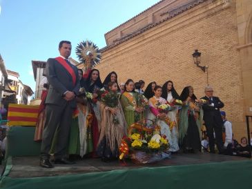 Miles de flores y mucha devoción para vestir el manto de la Pilarica en Calanda