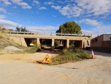 Conservación de carreteras de la DGA interviene en el puente sobre la rambla de San Blas