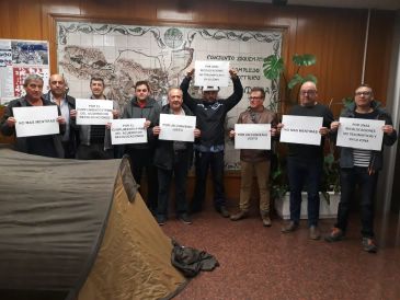 Quince trabajadores de la térmica han salido ya de la planta, uno de ellos hacia Melilla