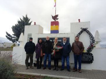 Homenaje a las víctimas de los Pozos de Caudé el día de la exhumación de Franco