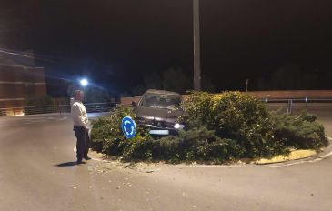 Un conductor bebido pierde el control del vehículo y queda atrapado en una rotonda
