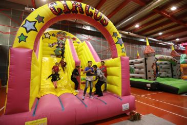 Niños y jóvenes disfrutan otra vez del centro de ocio de Domingo Gascón de la capital