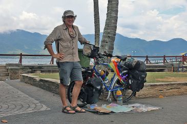 El aventurero y escritor Álvaro Neil, Biciclown, da una charla este miércoles en Teruel: “La vida es genial y estamos en ella para algo más que juntar billetes de 50 euros”