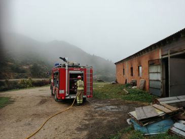 Los bomberos sofocan un fuego en una explotación ganadera de Luco de Bordón