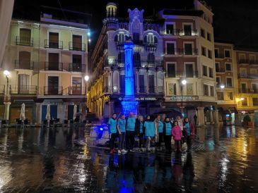 La plaza del Torico se ilumina de azul para conmemoral el Día Mundial de la Diabetes