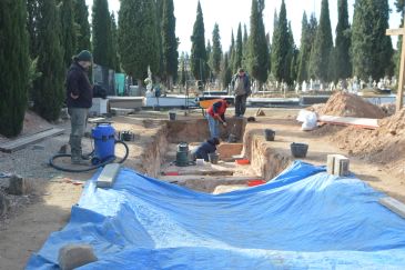 Buscan en una zanja de 30 metros cuadrados a los fusilados en el cementerio de Alcañiz