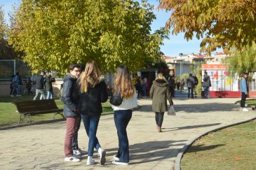 Los institutos de Teruel regulan de manera desigual el uso de teléfonos móviles