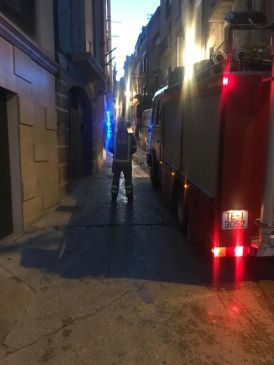 Los bomberos extinguen un incendio en el interior de una vivienda de Alcañiz esta madrugada