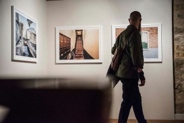 La personal visión fotográfica de los asesinatos machistas de Jesús Montañana, en Albarracín