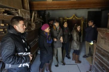 El curso de Conservación Preventiva de la Fundación Santa María ‘ordena’ los almacenes de la Catedral de Albarracín