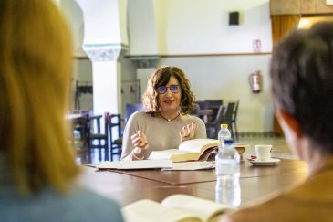 La escritora de Perales del Alfambra Rosa Montolío reivindica la sexualidad de la mujer con 30 relatos cortos